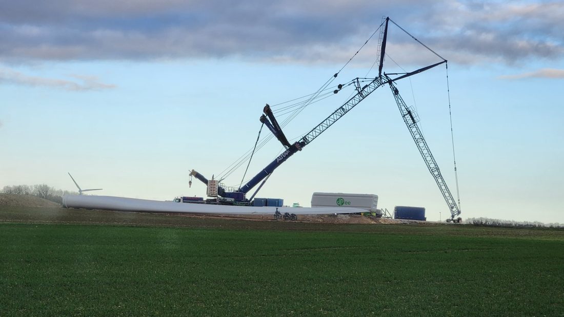 Lifting crane assembling a wind turbine