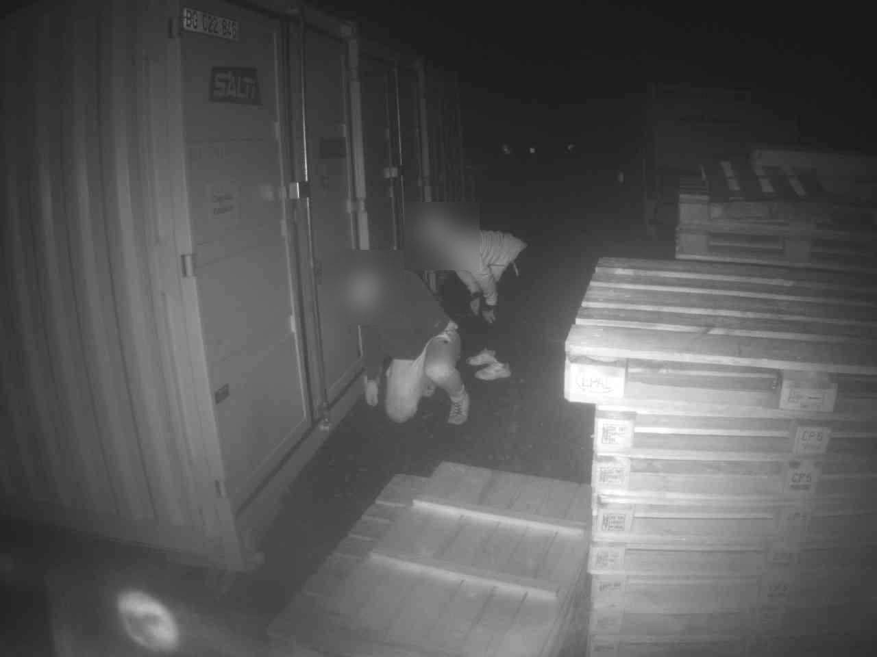 22:57 Uhr: Versuch, die Container zu öffnen – vom Detektor gefilmt