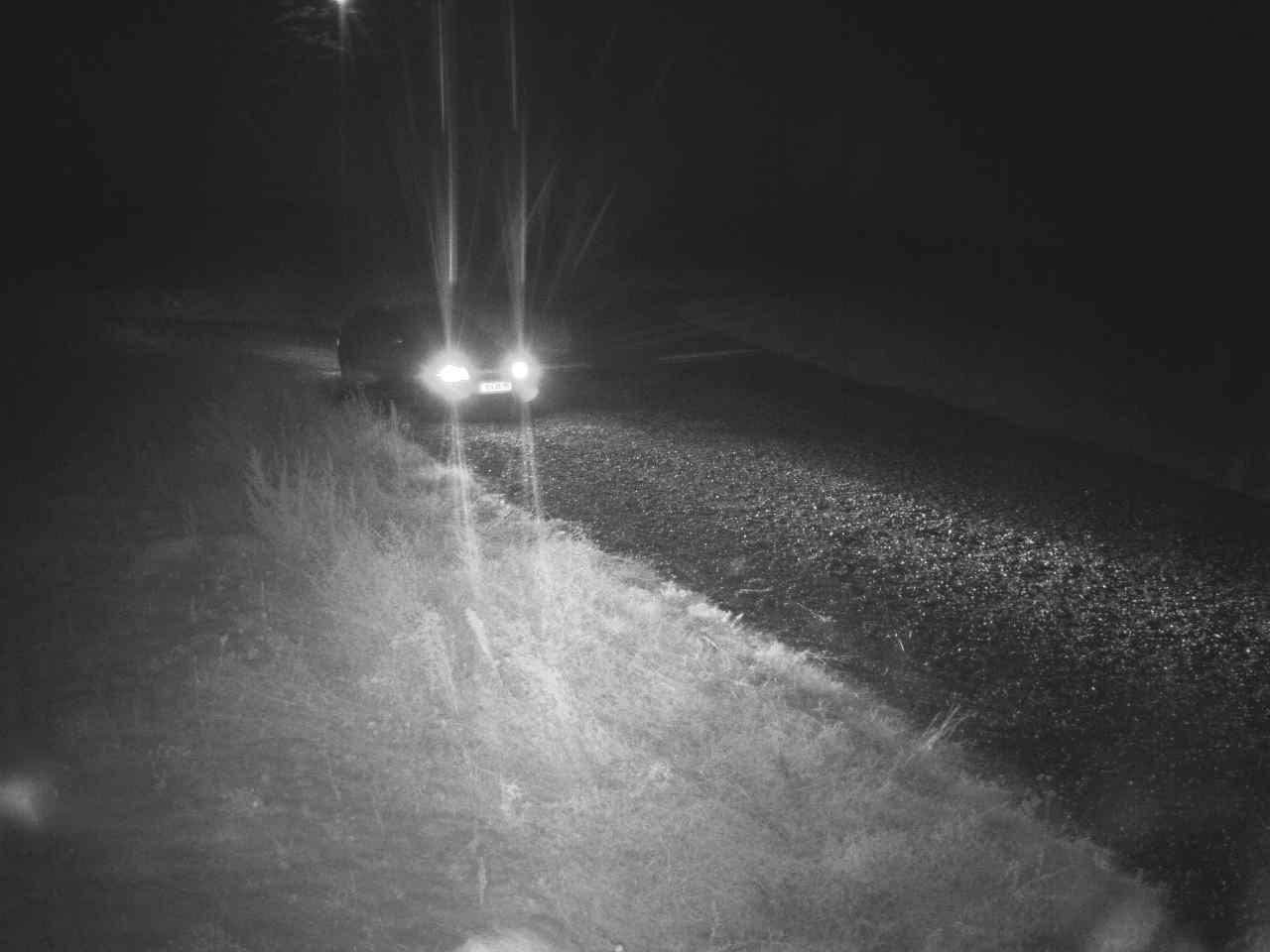 22:09 Uhr: Ein Fahrzeug nähert sich der Baustelle mit Scheinwerfern